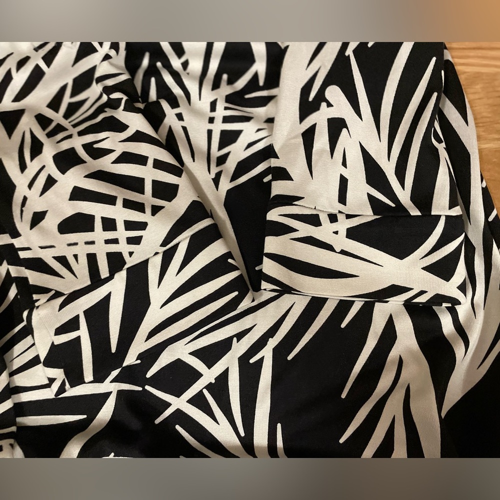 Diane Von Furstenberg Elegant Black and White Patterned Wrap Dress - Picture 5 of 15